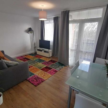 White City Apartment, Your London Stay Exterior photo