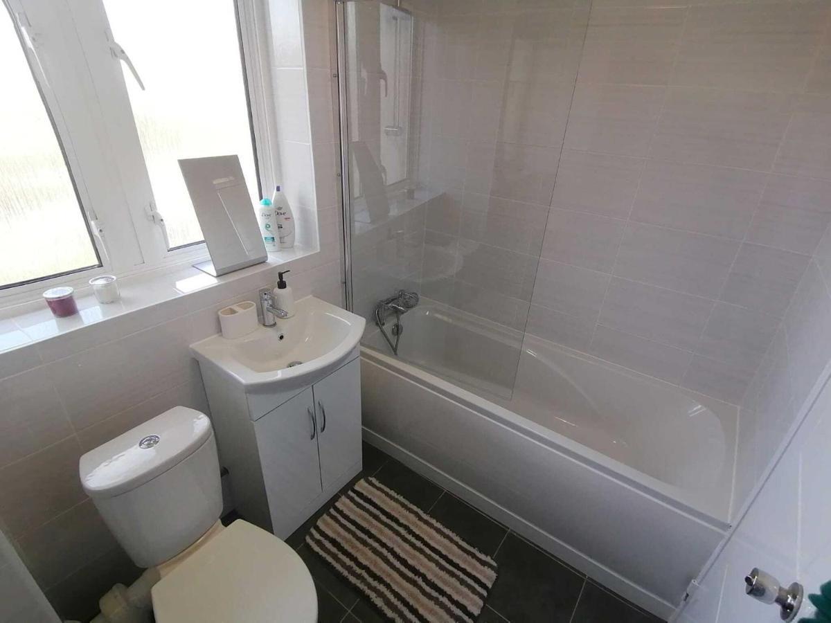 White City Apartment, Your London Stay Exterior photo